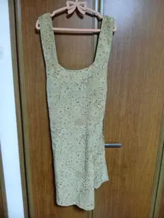 お花模様の黄色いエプロン
