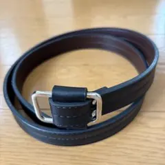 シンプルな黒いレザーベルト