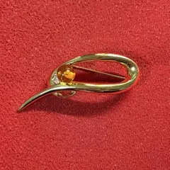 ブローチ　ゴールド 流線型 ブローチ クリスタル系ストーン付き