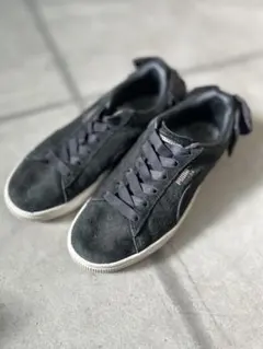 Puma ブラック スエード スニーカー リボン付き