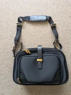 【visee】ヴィセ収納ポケット多いショルダーバッグ黒クロコダイル風ブラック斜め