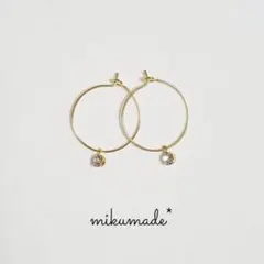 シンプルビジューのフープピアス