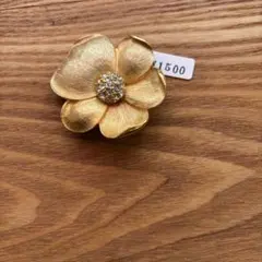 ゴールドの花型ブローチ