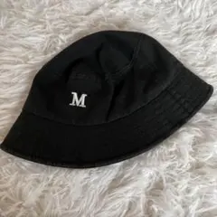 黒のバケットハット Mの刺繍付き