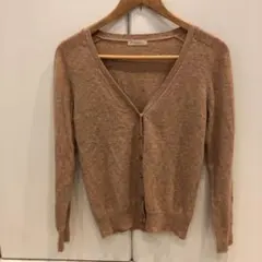 美品techichiベージュ系前ホックVネックカーディガンボタンリボンパール