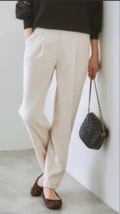 【褒められシルエット】テーパードパンツ　ホワイト