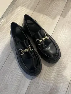 ブラックローファー ゴールドチェーン装飾