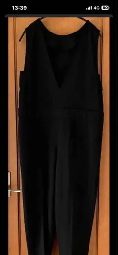 黒のVネックオールインワン