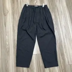 2025SS STILL BY HAND グレー2タックテーパードパンツ