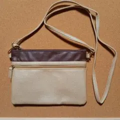 ベージュとブラウンの合成皮革サコッシュ