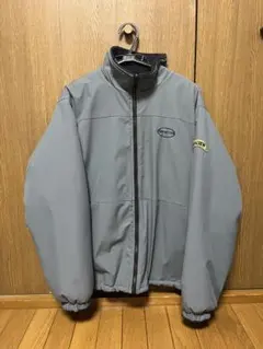 グレーのジップアップナイロンジャケットとネイビーのフリースジャケットセット