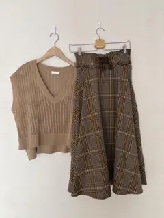 ベージュニットとチェックフレアスカートセット