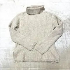 アイボリー　生成色　タートルネック リブ編みセーター