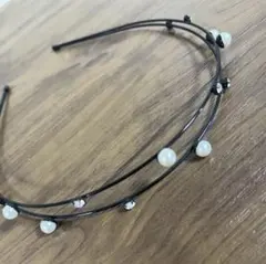 パールとクリスタルの黒いヘアカチューシャ