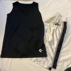 ASICS 黒 Vネックタンクトップと白ショートパンツセット