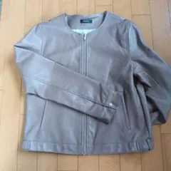 ノーカラー合成皮革ブルゾン