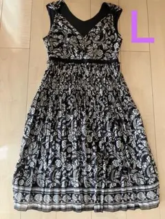 美品　コムサイズムのワンピース　黒地に白ぬき柄　Ｌ
