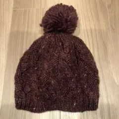 バーガンディ ケーブル編み ニット帽 ポンポン付き