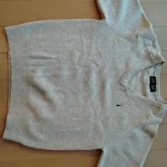 EASTBOY ベージュVネックセーター ポロ刺繍