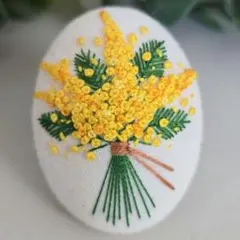 #124　ミモザ　刺繍ブローチ　ハンドメイド　くるみボタン