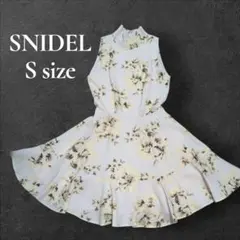 美品 SNIDEL アメスリフラワーワンピース ノースリーブ 膝丈 ミニワンピ