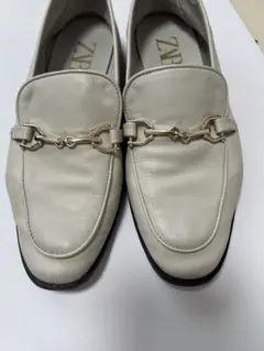 ZARA ホワイト ローファー 金具付き