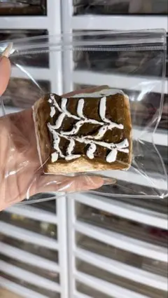 あ*様 茶色と白の模様付きスイーツスクイーズ水感