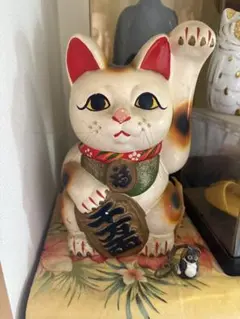 招き猫 陶器製 左手を挙げたデザイン
