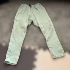 薄い緑色のロングパンツ