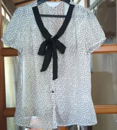 水玉模様リボン付き半袖ブラウス