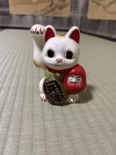 アンティーク三河土人形　手描きの美しい瞳やおヒゲ、色彩が美しい招き猫 ヴィンテージ手描きの瞳やまつ毛、おヒゲが上品で美しい招き猫 - メルカリ