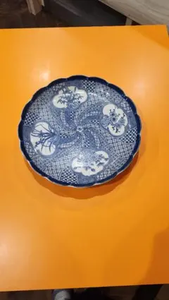 日本製 青白い装飾の波型皿