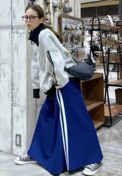 ニコアンド[人気スタッフプロデュース企画]てぃら ラインフレアスカートのサムネイル