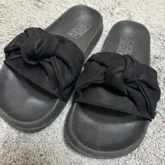 リボン付きブラックフラットサンダルcoen