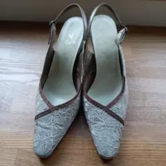 ストラップパンプス