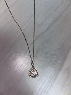 スワロフスキートライアングル型クリスタルネックレス