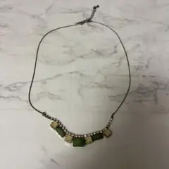 緑とベージュのストーン ネックレス