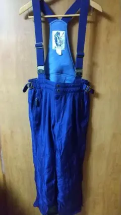 紫色のサスペンダー付きスキーウェア