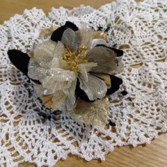 エレガントな花のコサージュ 黒金