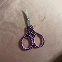 眉毛を整えるはさみのサムネイル