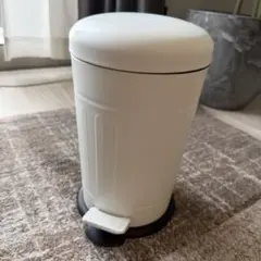 ホワイトペダル式ごみ箱 蓋付き 白