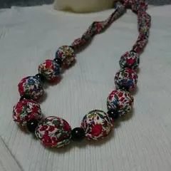 ハンドメイド♪ リバティ柄 ネックレス赤 ワンピースやセーターに♪