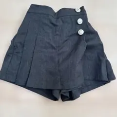ダークグレー ボタン付きスカートショーツ