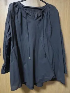 黒い長袖シャツ フリル　トップス