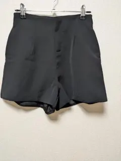 ブラック タック入り ショートパンツ