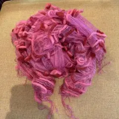 ビビットなピンクが目を惹く フリンジ付きマフラー