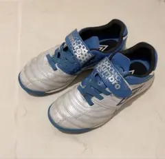 Umbro フットサルシューズ シルバー/ブルー