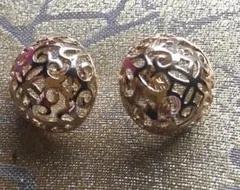 透かし模様のイヤリング