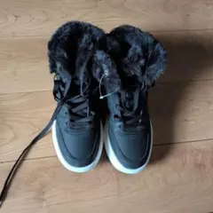 ファー付きブラックハイカットスニーカー　Moz