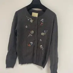 【美品】chesty チェスティ　ビジューフラワーカーディガン　グレーのサムネイル